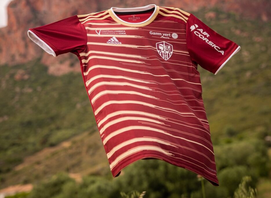 Ajaccio Un maillot extérieur rouge pour la saison 2023 2024 MaLigue2