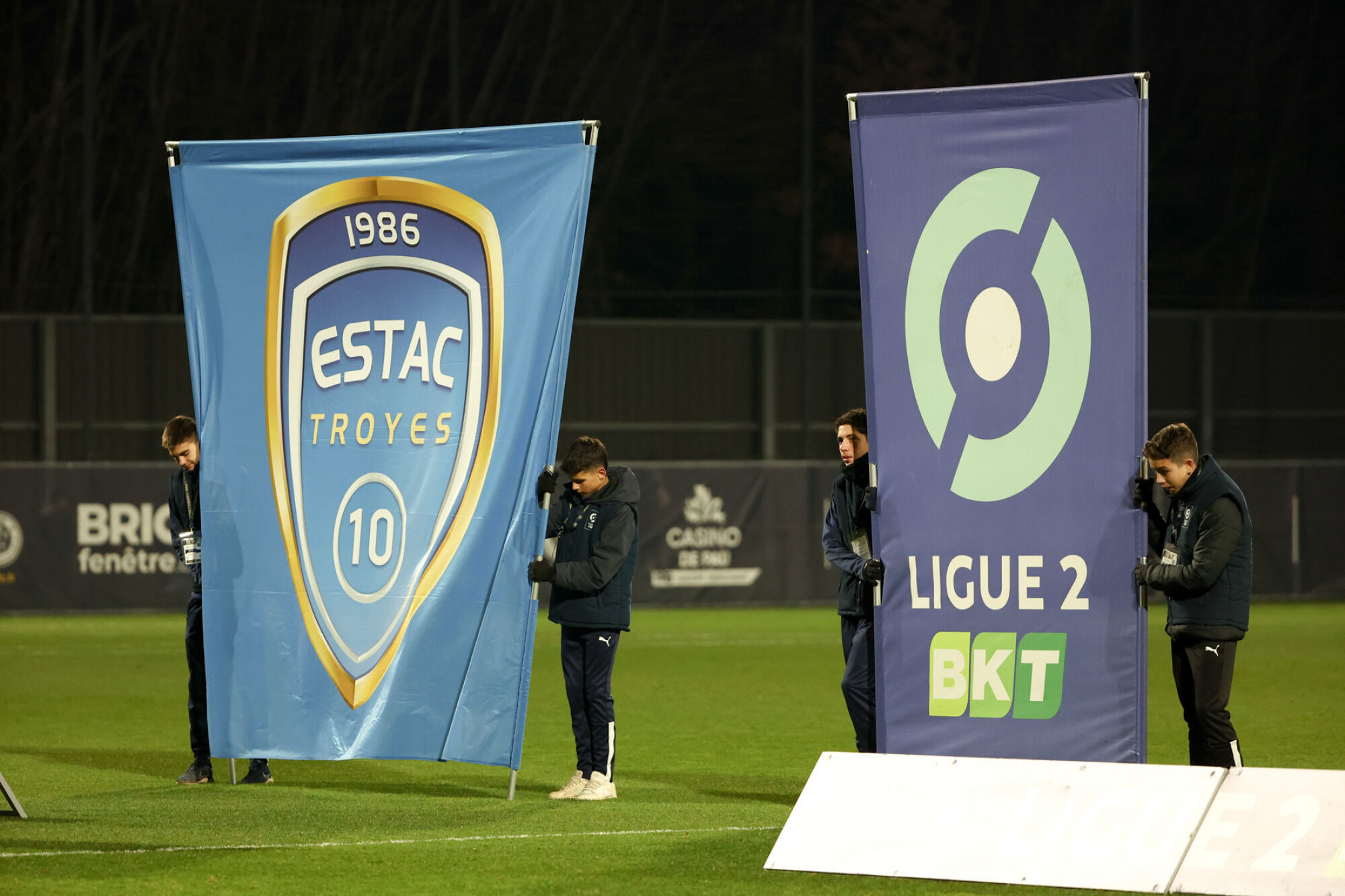 Franse Liga 2 – Stralen van vuurwerk en landen aan de horizon in Estaque, de wedstrijd tegen Valenciennes werd definitief stopgezet