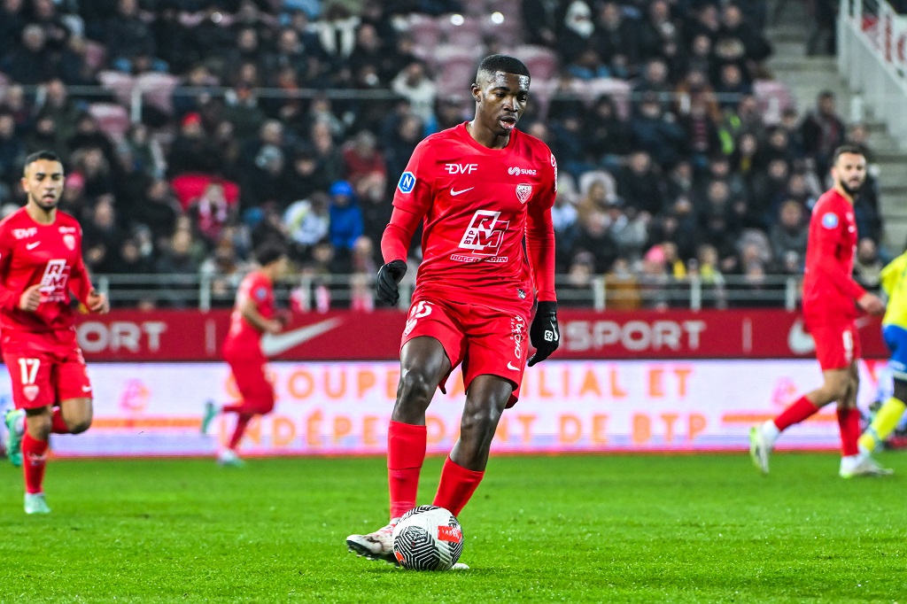 Mercato - Auxerre, Brest, Montpellier et deux écuries de Ligue 2 pistent un jeune latéral droit du DFCO thumbnail