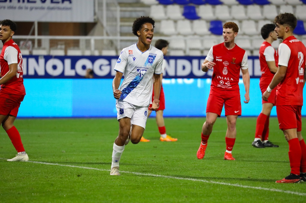 Elikya LEGROS of AJ Auxerre during the UEFA Youth League match between Auxerre and Valletta at Stade Abbe Deschamps on October 23, 2024 in Auxerre, France. (Photo by Ewen Gavet/Icon Sport) - Photo by Icon Sport